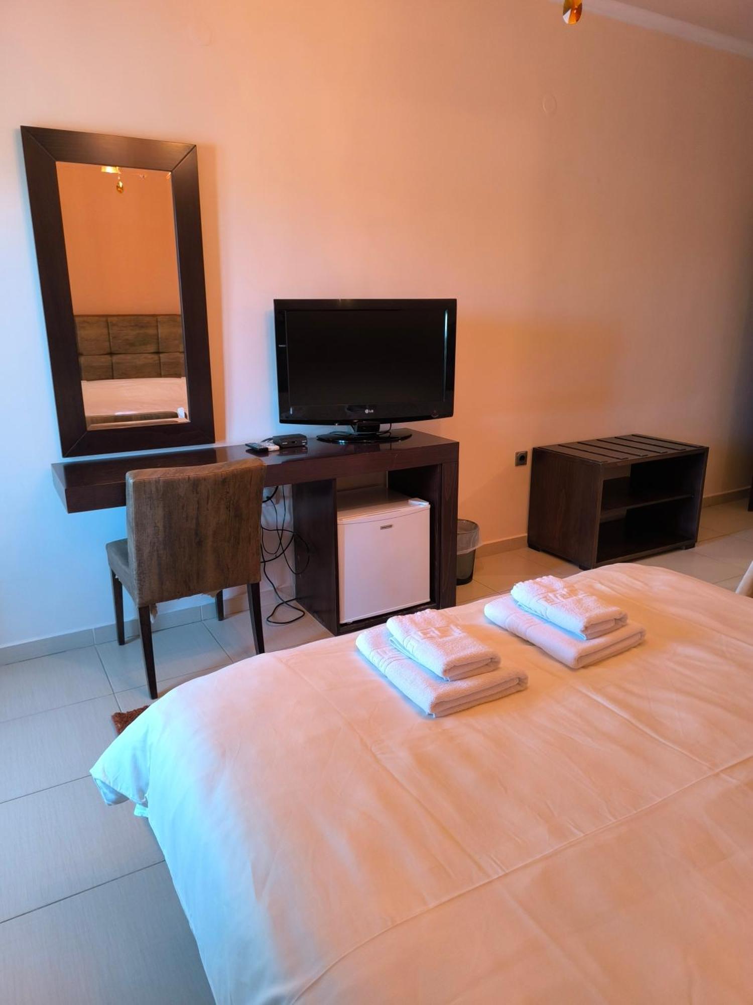 סימוולי Faraggi Hotel מראה חיצוני תמונה